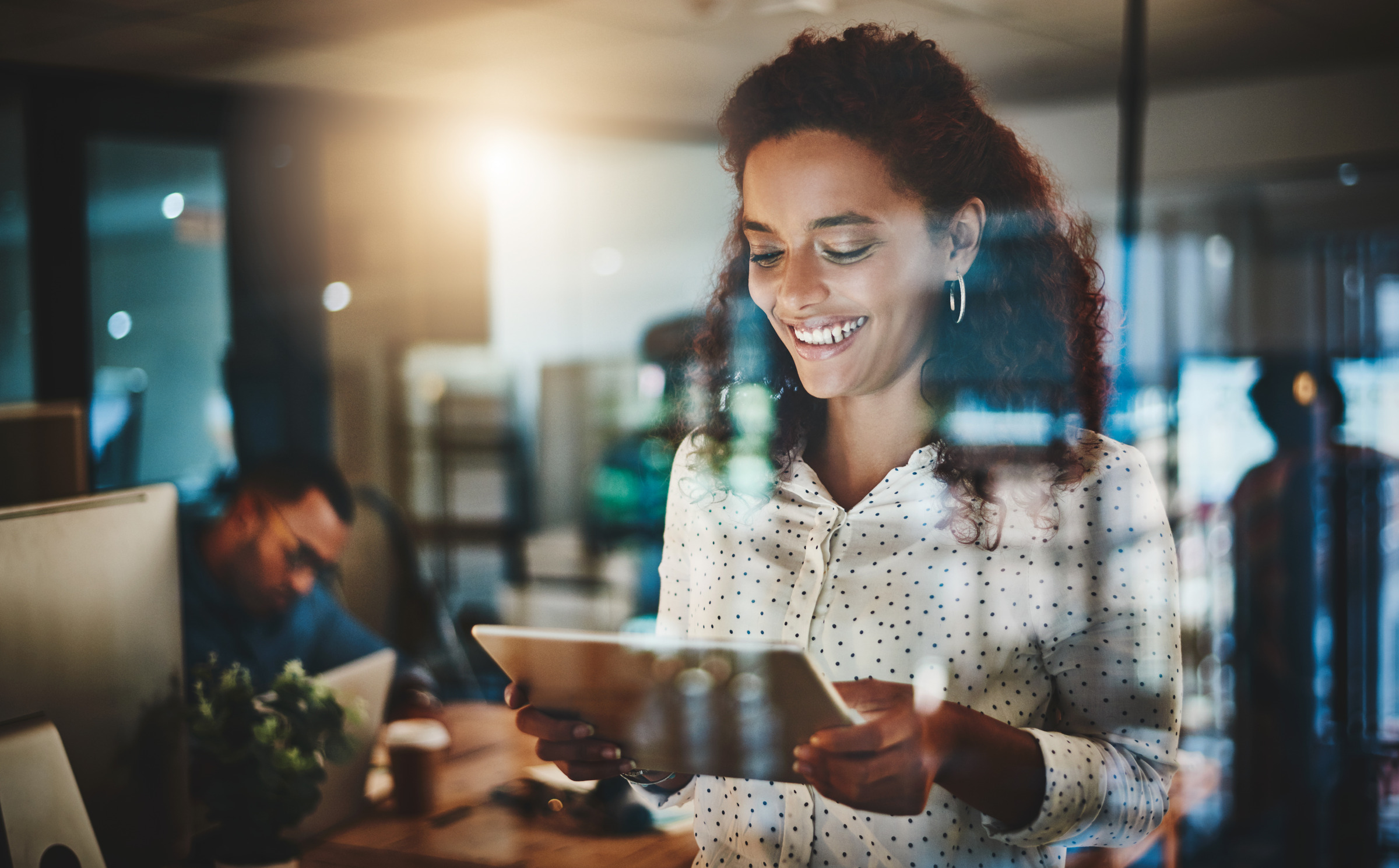 Profissional acessando serviços financeiros com tranquilidade